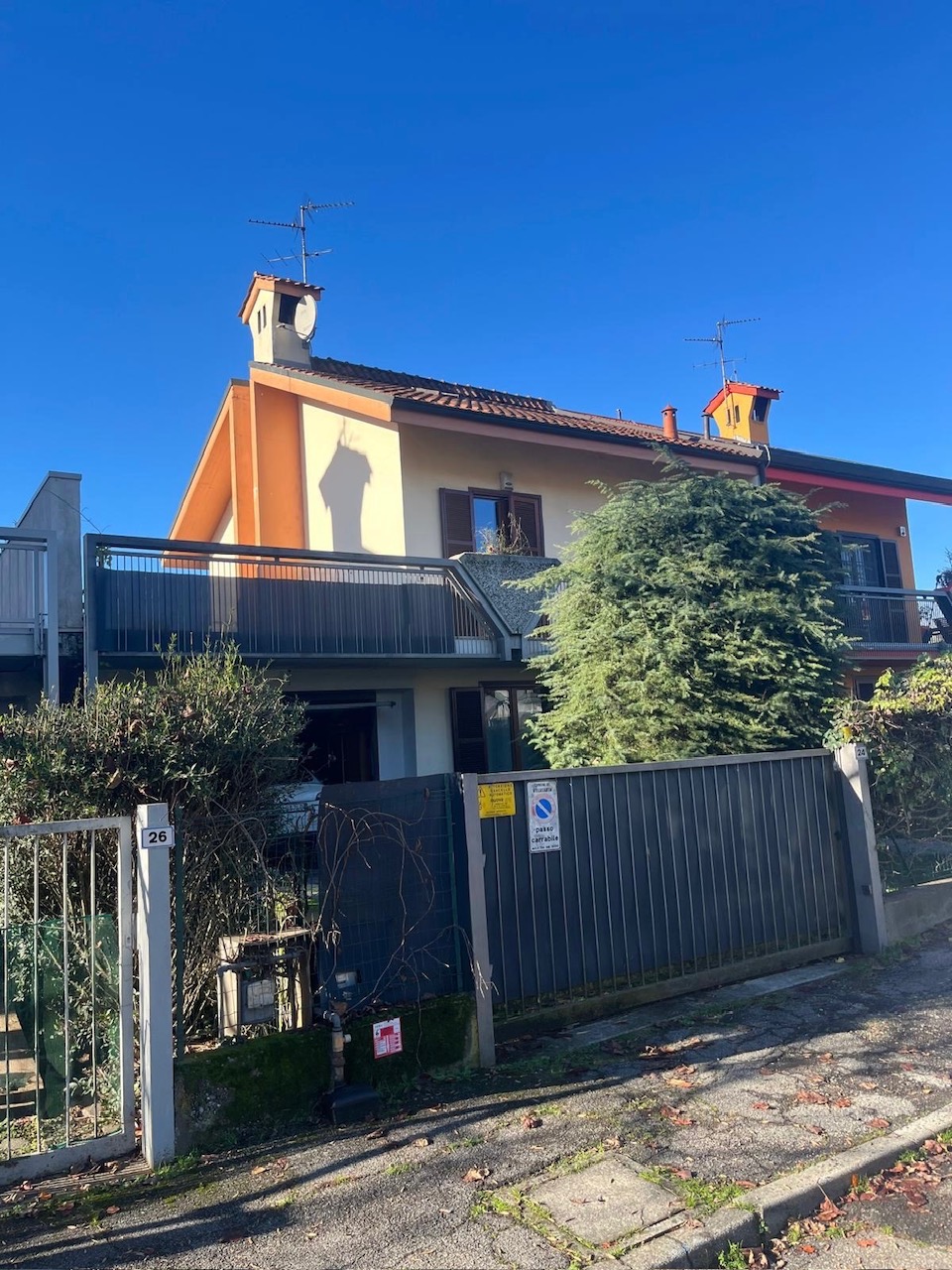 Villasanta, vendesi villa con giardino e box doppio